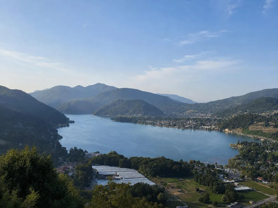 Elegantes Landhaus mit Panoramablick auf den See, Infinity-Pool und privatem Garten – Foto 7 von 13