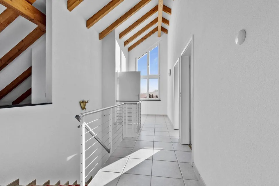 Casa unifamiliare indipendente con piscina, sauna, sala hobby e grande garage! – foto 9 di 12
