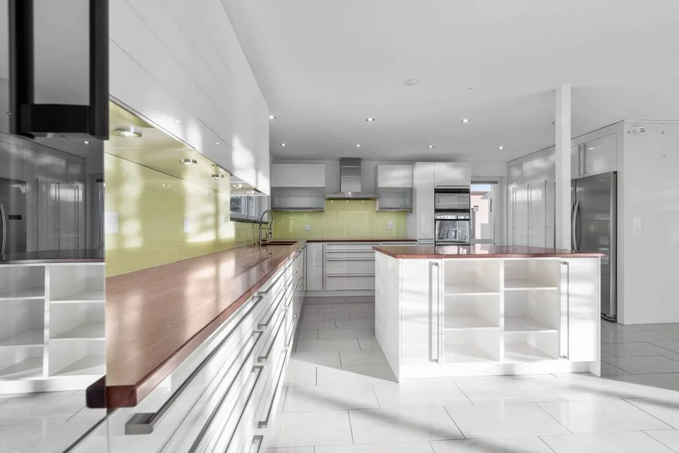 Casa unifamiliare indipendente con piscina, sauna, sala hobby e grande garage! – foto 5 di 12