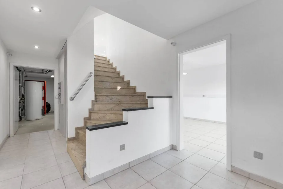 Casa unifamiliare indipendente con piscina, sauna, sala hobby e grande garage! – foto 7 di 12