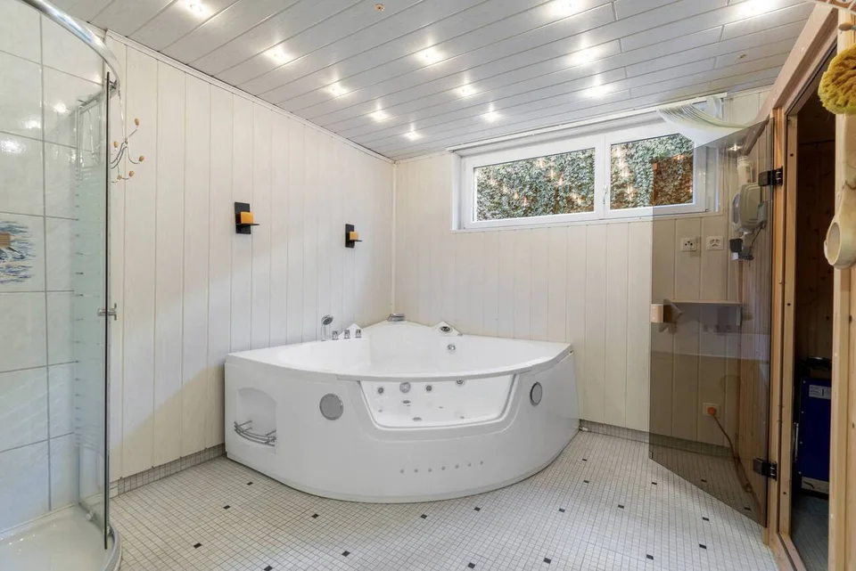 Casa unifamiliare indipendente con piscina, sauna, sala hobby e grande garage! – foto 8 di 12