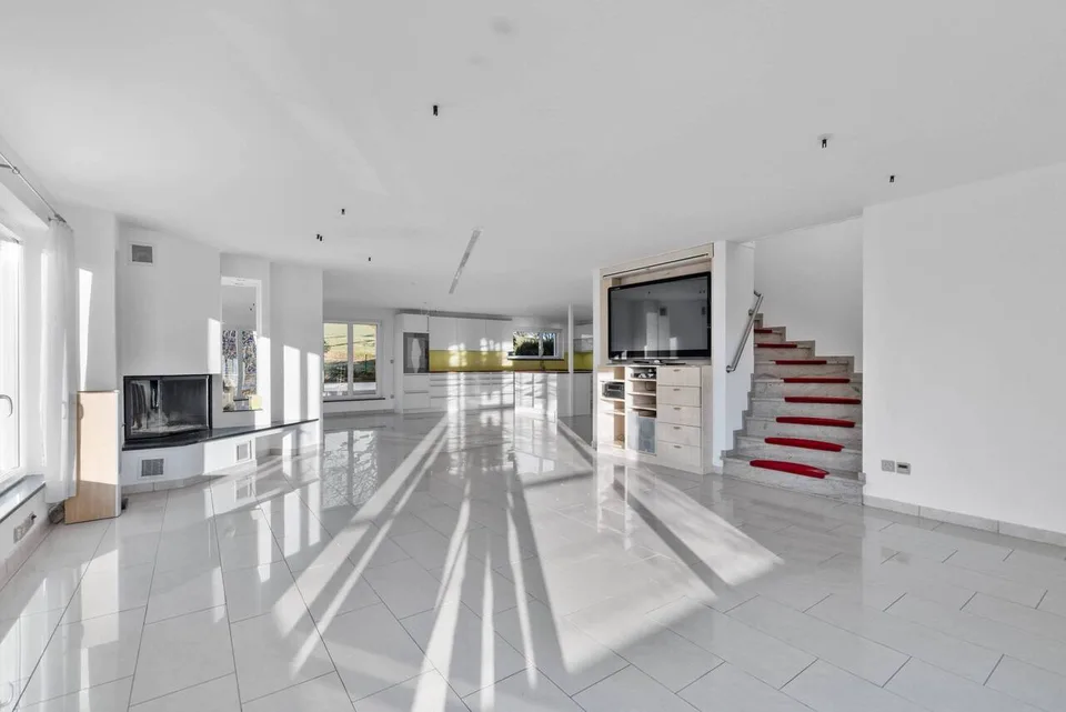 Casa unifamiliare indipendente con piscina, sauna, sala hobby e grande garage! – foto 4 di 12