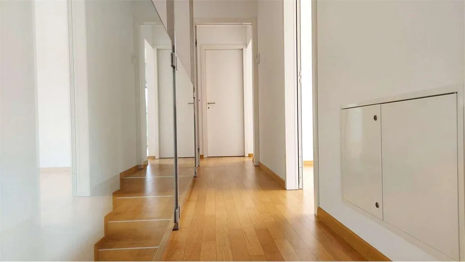 Prästigöse 4,5-Zimmer-Wohnung mit Terrasse und Garten in Bioggio – Foto 3 von 5