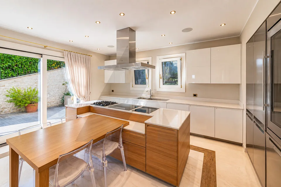 VILLA CONTEMPORANEA VISTA LAGO CON TERRENO EDIFICABILE ADIACENTE – Foto 2 von 5