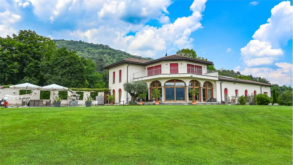 Villa prestigieuse avec vue sur le lac – photo 6 sur 13