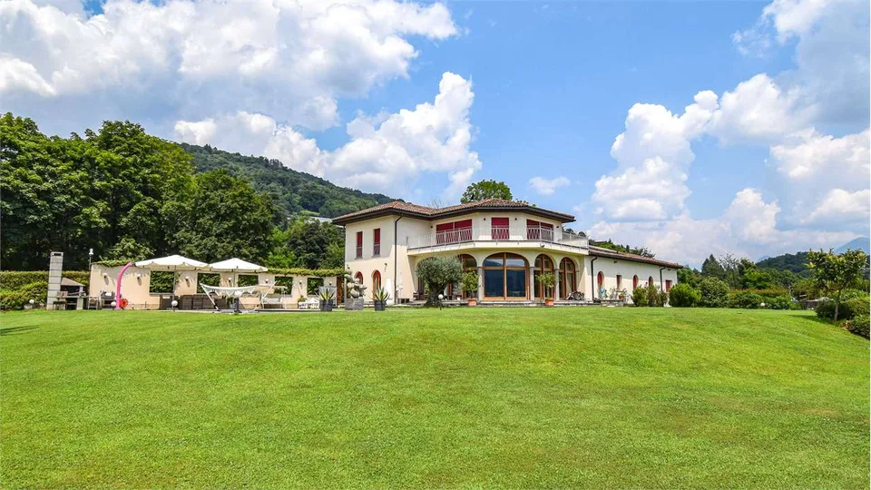 Villa prestigieuse avec vue sur le lac – photo 5 sur 13