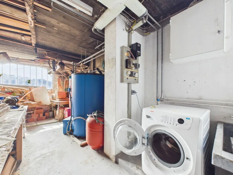 Einfamilienhaus mit hellem Wintergarten, Parkplatz und kleiner privater Grünfläche – Foto 14 von 17