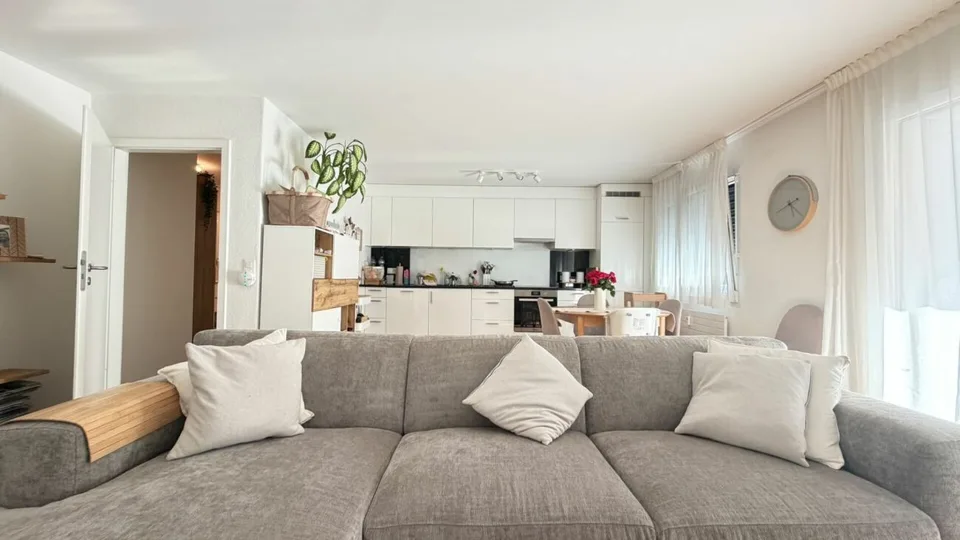 Gepflegte 4.5 Zimmer-Eigentumswohnung mit Cheminée an zentraler Lage in Gelterkinden – Foto 2 von 11
