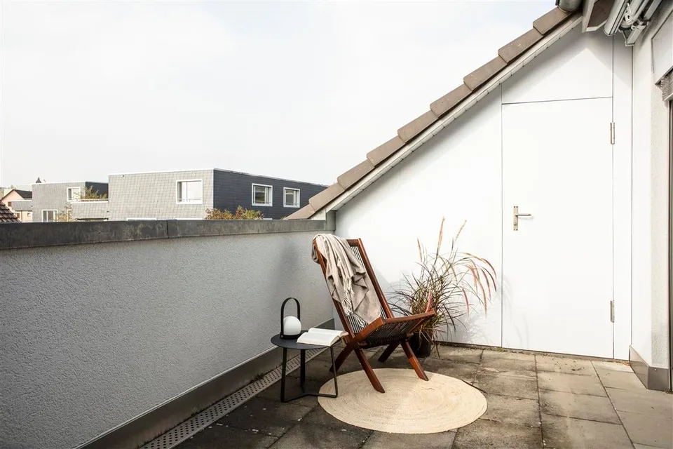Ruhige Dachwohnung mit Loggia – Foto 6 von 7