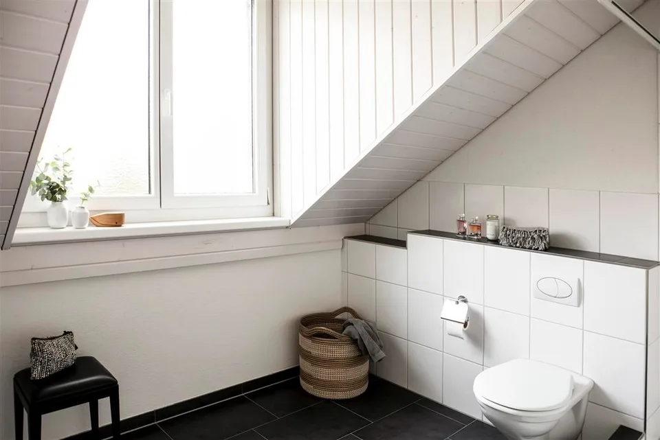 Ruhige Dachwohnung mit Loggia – Foto 4 von 7