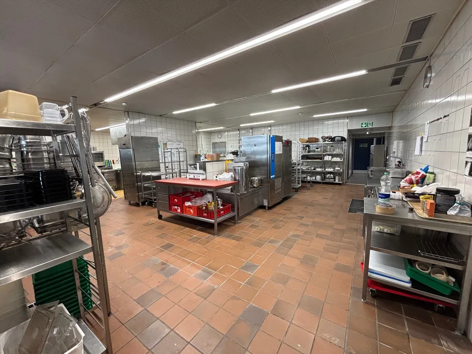 Sofort durchstarten: Gastrofläche mit Produktionsküche und Dachterrasse – Foto 4 von 8