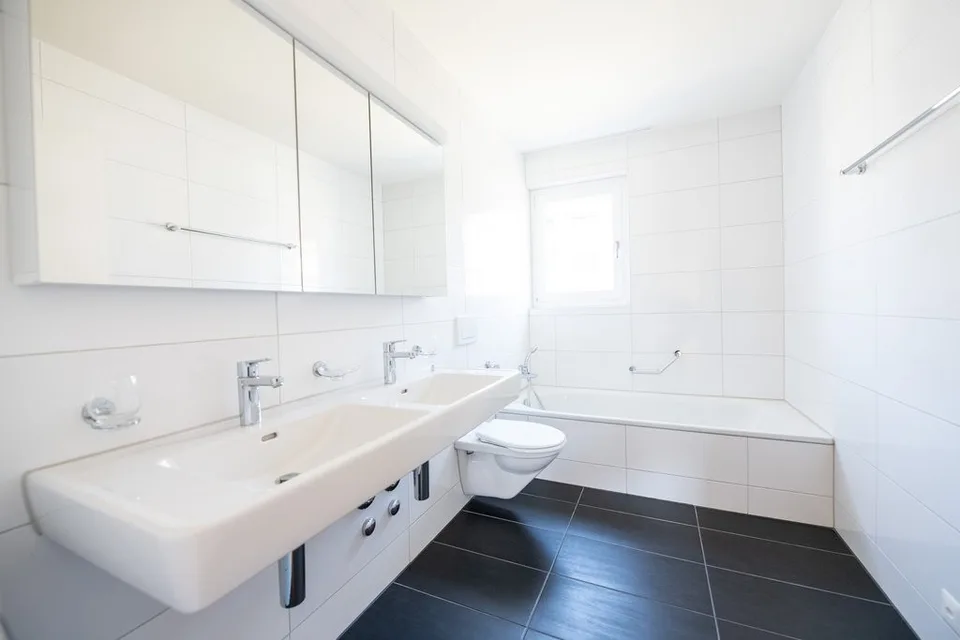 Appartement moderne 3.5 pièces au rez-de-chaussée à louer dans le parc d'Ahorn – photo 3 sur 5