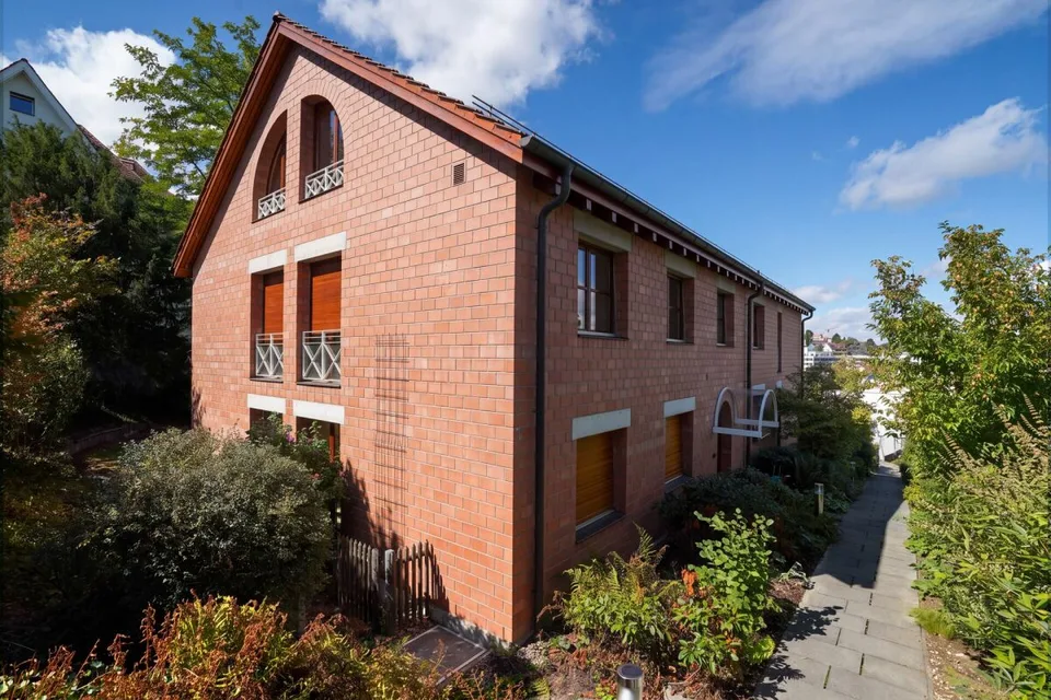 Casa unifamiliare ristrutturata, adatta alle famiglie con giardino a Binningen – foto 2 di 18