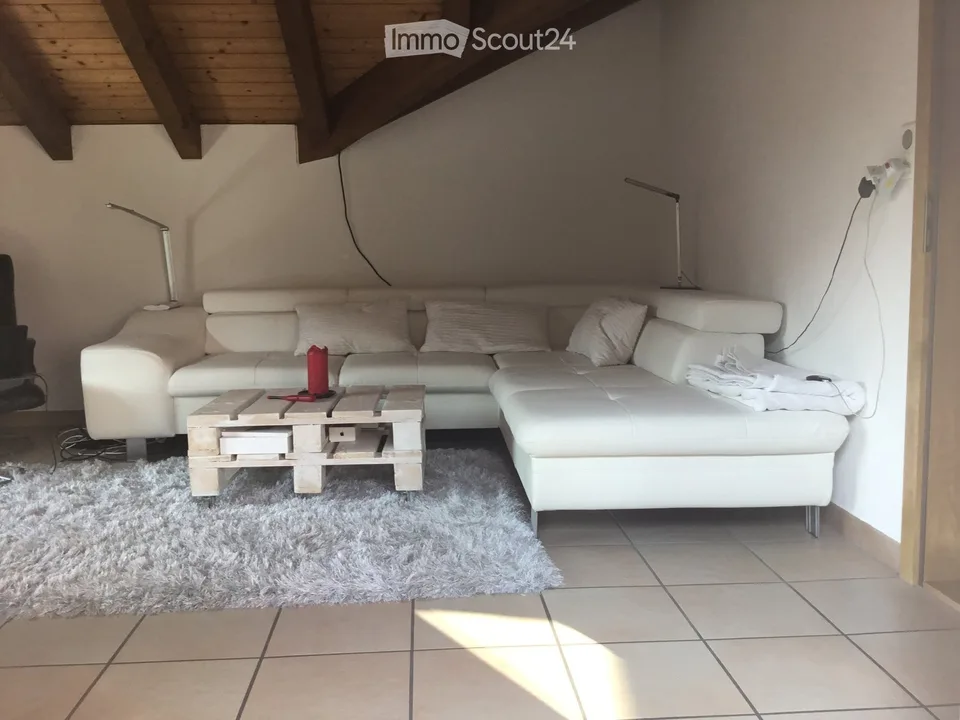Gemütliche Dachwohnung in Wollerau / Fordern Sie ein Video an. – Foto 2 von 5
