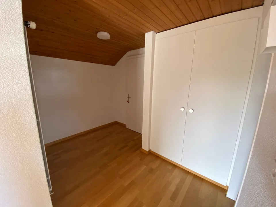 *Frisch renovierte 2.5-Zimmerwohnung im Dachgeschoss* – Foto 7 von 11