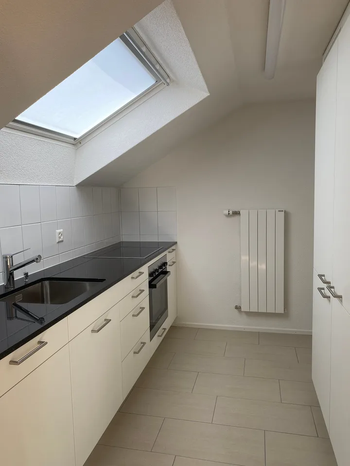 *Frisch renovierte 2.5-Zimmerwohnung im Dachgeschoss* – Foto 4 von 11