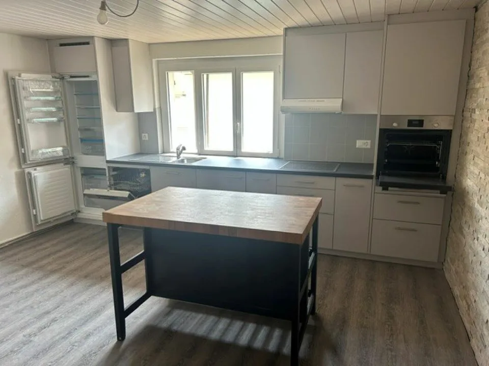 Charmante 3.5-Zimmerwohnung mit Cheminée, Balkon und modernem Wohnkomfort in Orselina / Affascinante appartamento di 3.5 locali con camino, balcone e comfort abitativo moderno a Orselina – photo 2 sur 10