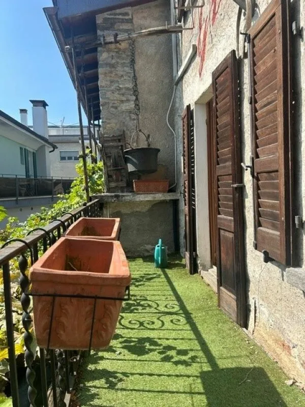 Charmante 3.5-Zimmerwohnung mit Cheminée, Balkon und modernem Wohnkomfort in Orselina / Affascinante appartamento di 3.5 locali con camino, balcone e comfort abitativo moderno a Orselina – photo 6 sur 10