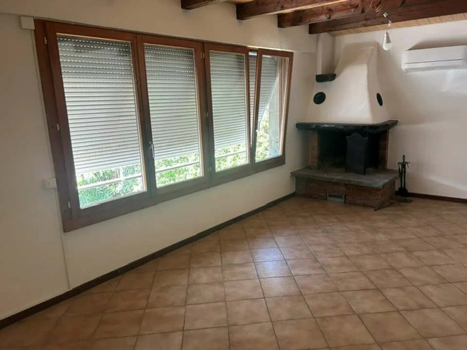 Charmante 3.5-Zimmerwohnung mit Cheminée, Balkon und modernem Wohnkomfort in Orselina / Affascinante appartamento di 3.5 locali con camino, balcone e comfort abitativo moderno a Orselina – photo 4 sur 10