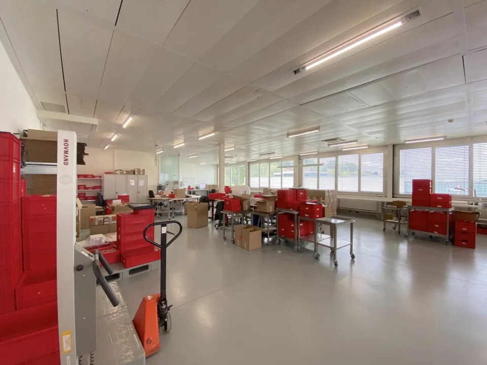Vaud local storage showroom depot archives for rent In Budron 600/1200 m2 – photo 3 of 10