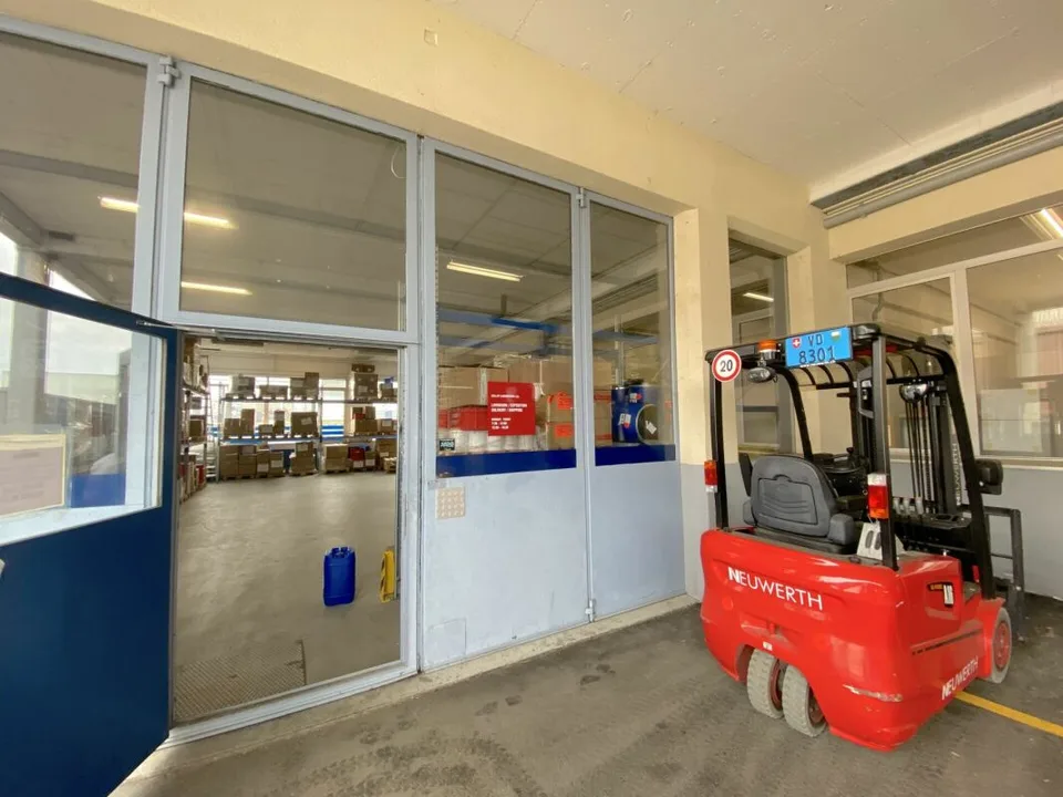 Vaud local storage showroom depot archives for rent In Budron 600/1200 m2 – photo 9 of 10