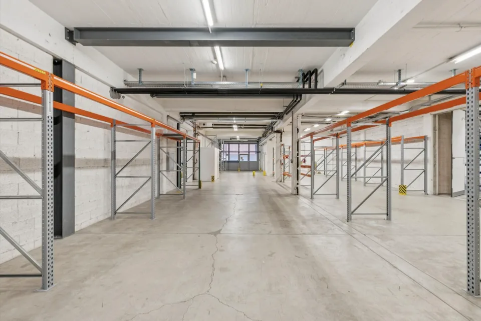 Vaud local storage showroom depot archives for rent In Budron 600/1200 m2 – photo 7 of 10