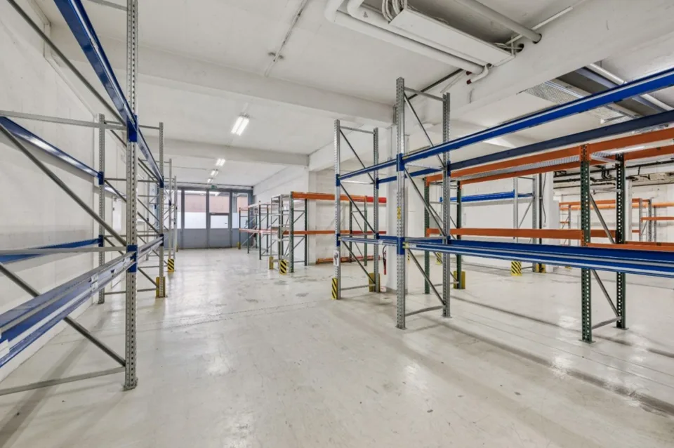 Vaud local storage showroom depot archives for rent In Budron 600/1200 m2 – photo 2 of 10