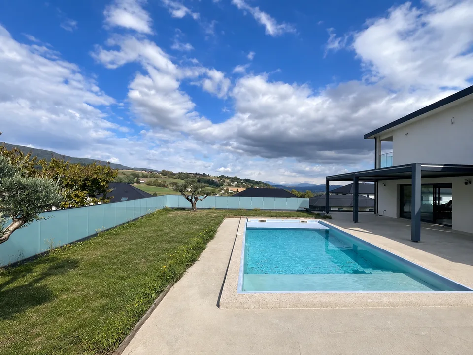 Moderne Villa mit beheiztem Pool – Foto 2 von 13