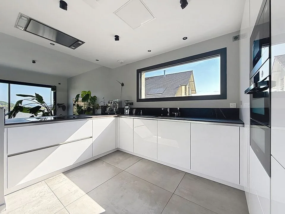 Moderne Villa mit beheiztem Pool – Foto 7 von 13