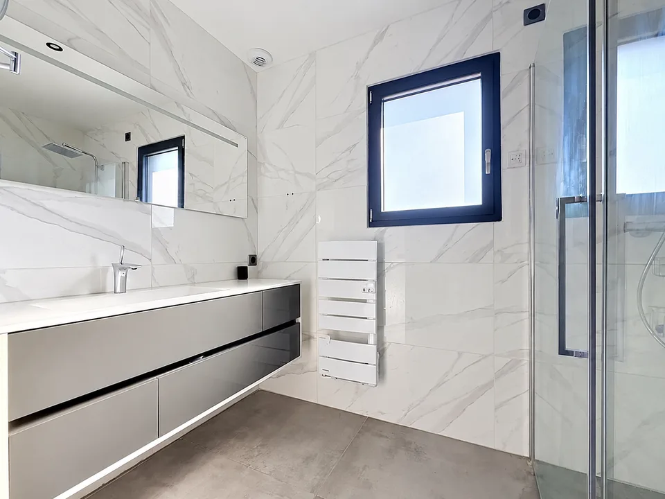 Moderne Villa mit beheiztem Pool – Foto 12 von 13