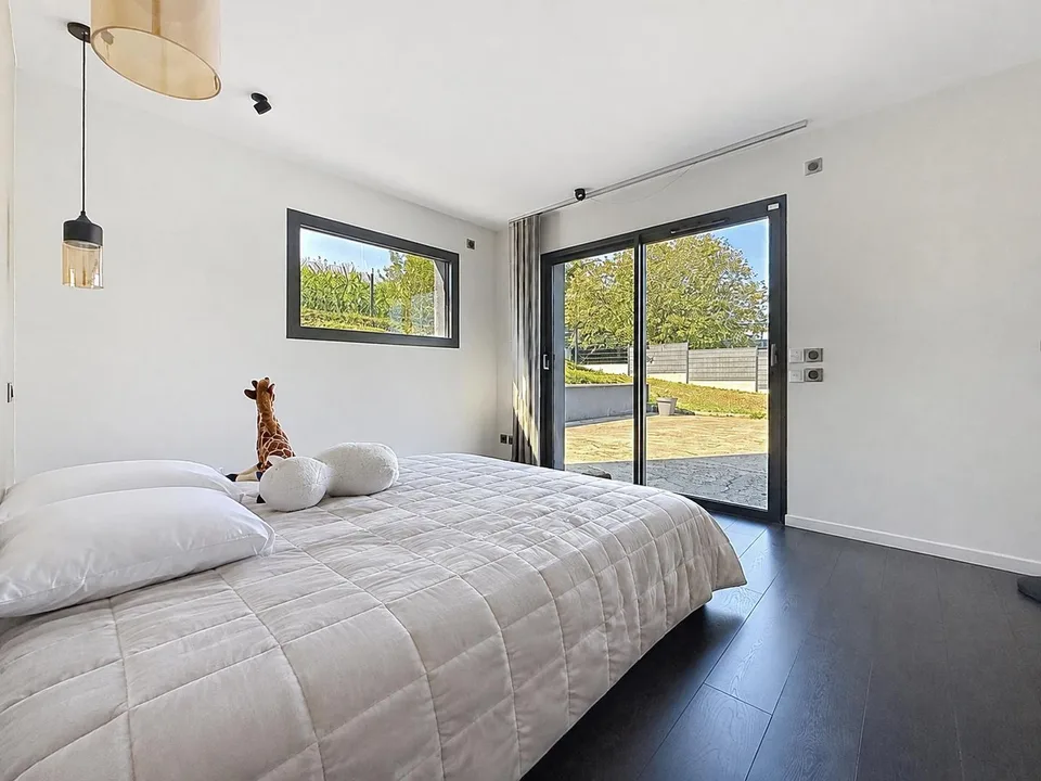 Moderne Villa mit beheiztem Pool – Foto 11 von 13