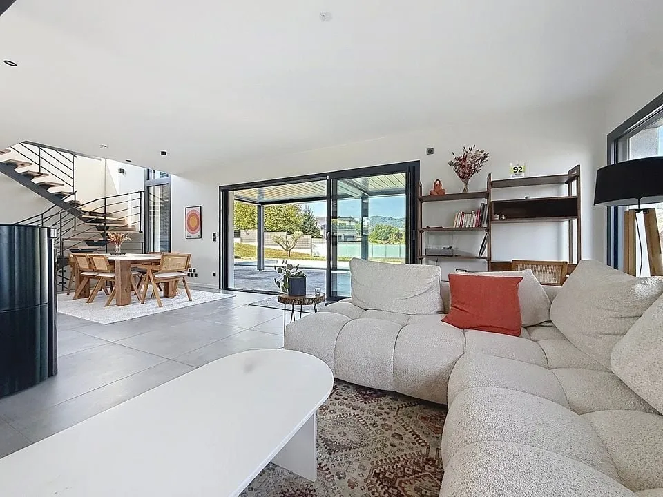 Moderne Villa mit beheiztem Pool – Foto 5 von 13