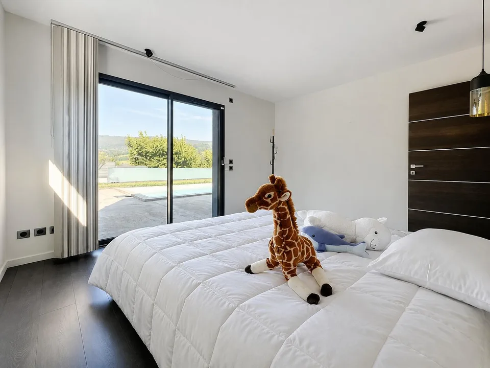 Moderne Villa mit beheiztem Pool – Foto 10 von 13