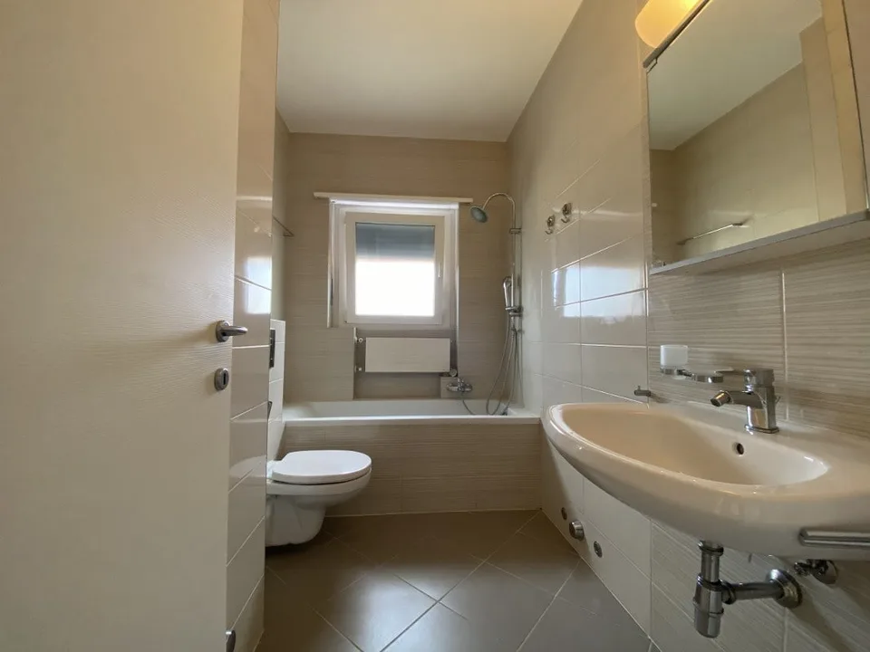 APPARTAMENTO 3.5 LOCALI AL 4 E ULTIMO PIANO CON VISTA SUI MONTI – foto 8 di 12