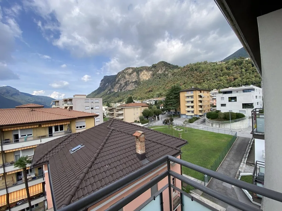 APPARTAMENTO 3.5 LOCALI AL 4 E ULTIMO PIANO CON VISTA SUI MONTI – foto 2 di 12
