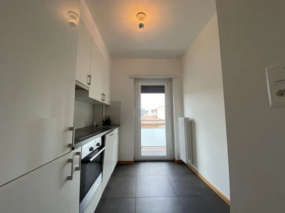 APPARTAMENTO 3.5 LOCALI AL 4 E ULTIMO PIANO CON VISTA SUI MONTI – foto 3 di 12