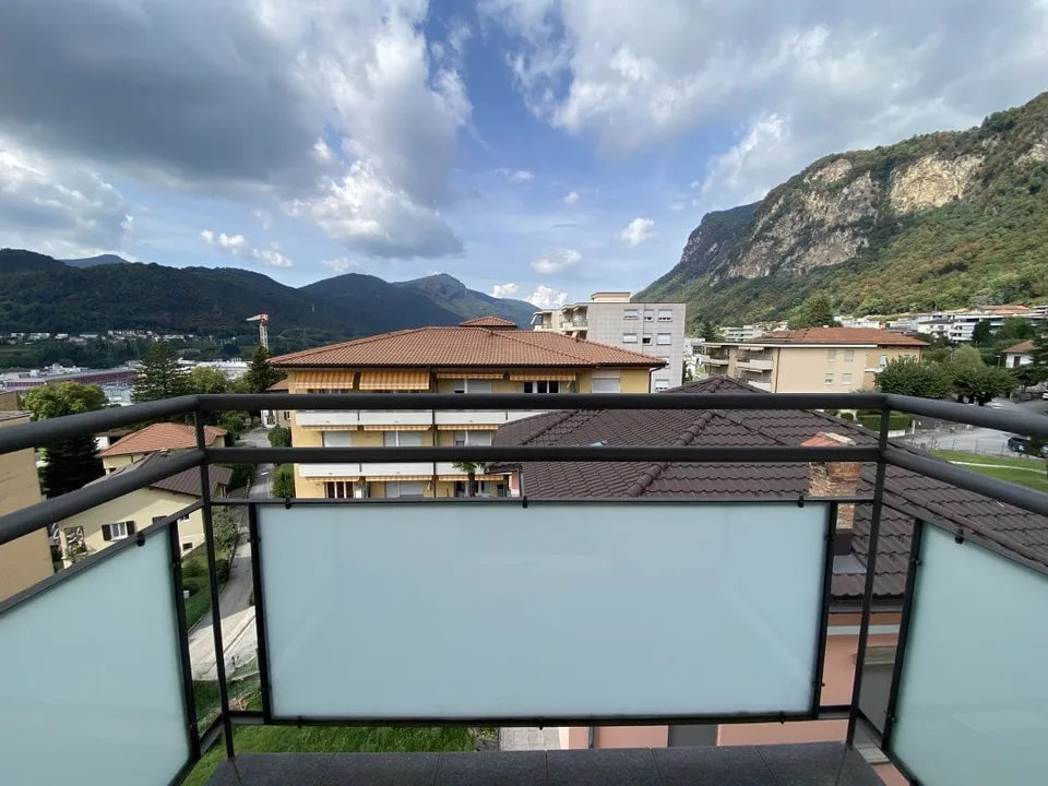 APPARTAMENTO 3.5 LOCALI AL 4 E ULTIMO PIANO CON VISTA SUI MONTI – foto 10 di 12