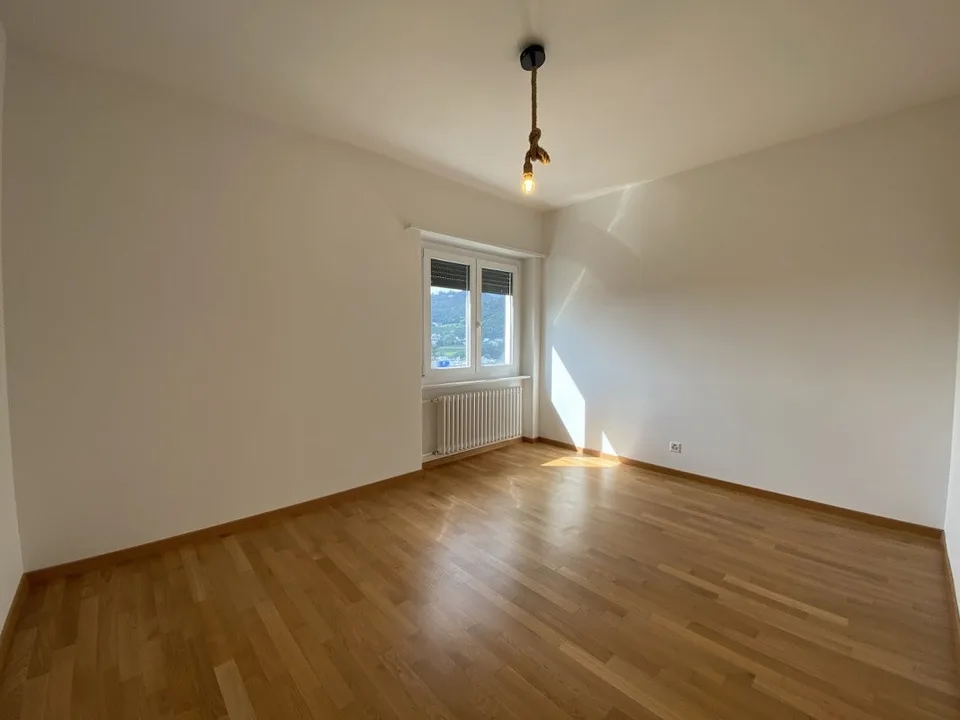APPARTAMENTO 3.5 LOCALI AL 4 E ULTIMO PIANO CON VISTA SUI MONTI – foto 6 di 12