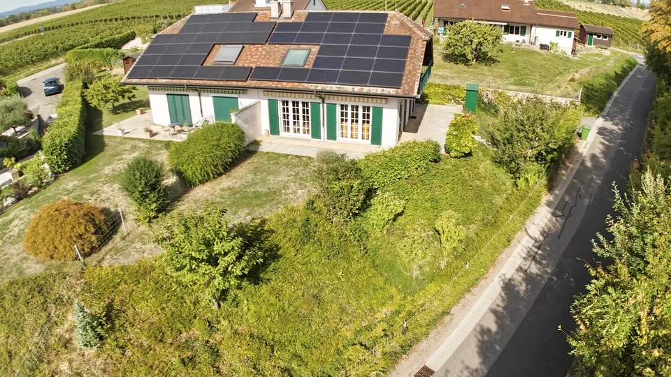 Familienhaus mit ruhiger Lage und kleiner Seesicht – Foto 3 von 13