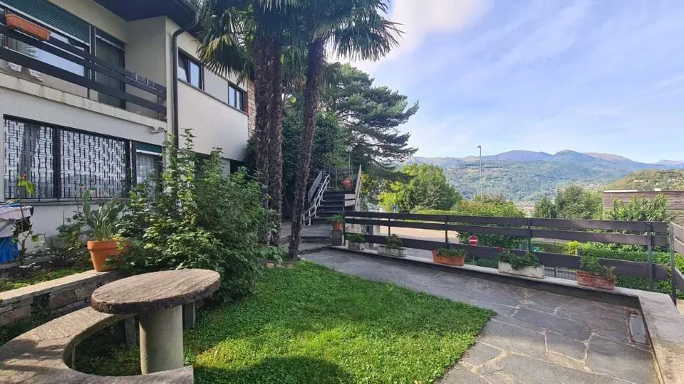 GOLDENE HÜGEL: GROßES 2.5 ZIMMER WOHNUNG MIT MOBELN UND GARTEN – Foto 2 von 9