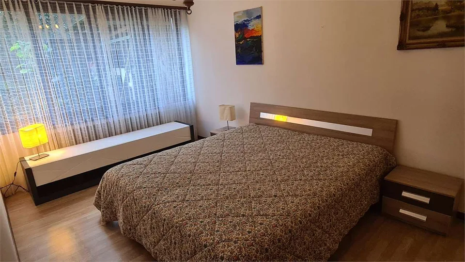 GOLDENE HÜGEL: GROßES 2.5 ZIMMER WOHNUNG MIT MOBELN UND GARTEN – Foto 8 von 9