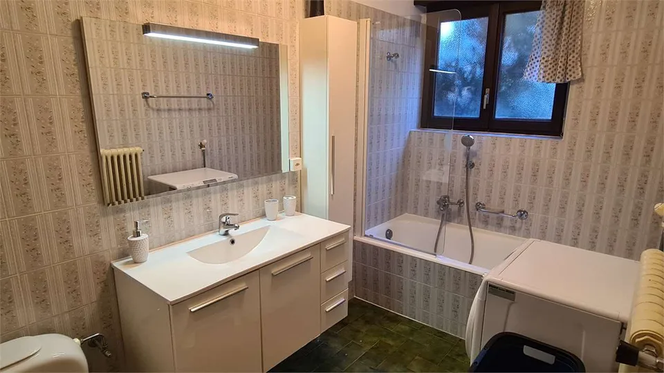 GOLDENE HÜGEL: GROßES 2.5 ZIMMER WOHNUNG MIT MOBELN UND GARTEN – Foto 9 von 9