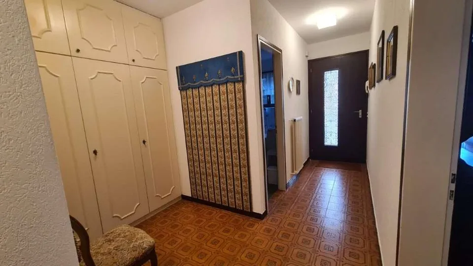 GOLDENE HÜGEL: GROßES 2.5 ZIMMER WOHNUNG MIT MOBELN UND GARTEN – Foto 3 von 9