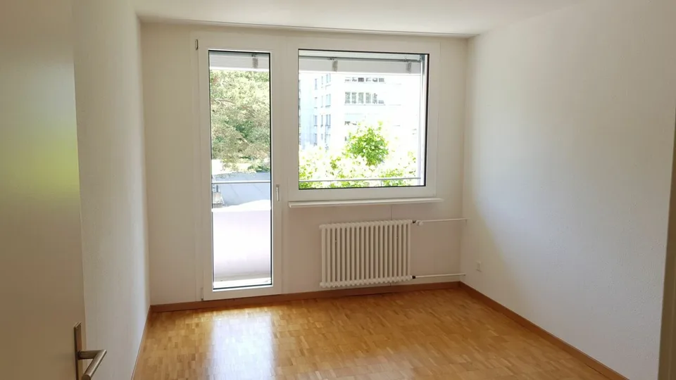 Exklusive, lichtdurchflutete Wohnung mit traumhaftem Ausblick ins Grüne und weitläufigem Balkon. – Foto 8 von 10