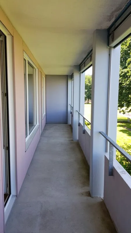 Exklusive, lichtdurchflutete Wohnung mit traumhaftem Ausblick ins Grüne und weitläufigem Balkon. – Foto 9 von 10