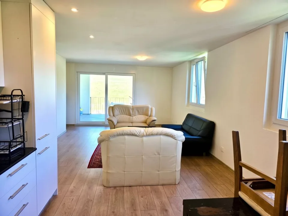 Neuwertig mit grossem Balkon, unverbaubarer Aussicht – Foto 4 von 8