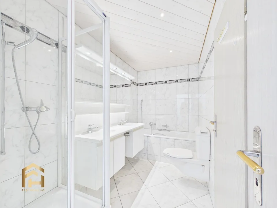 Traumhaftes 6.5Zimmer-Reihenhaus mit Terrasse & Balkon – Foto 9 von 13