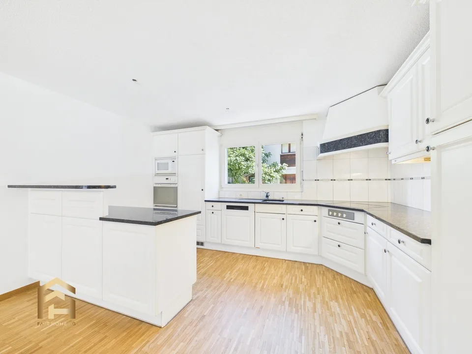 Traumhaftes 6.5Zimmer-Reihenhaus mit Terrasse & Balkon – Foto 2 von 13