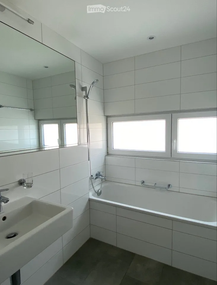 Haus zur Miete in Contra 4.5 Zimmer - Ein Mieter gesucht – Foto 2 von 5