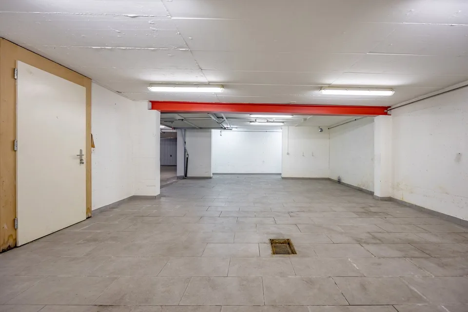 Ampia garage in posizione centrale a Visp – foto 3 di 6